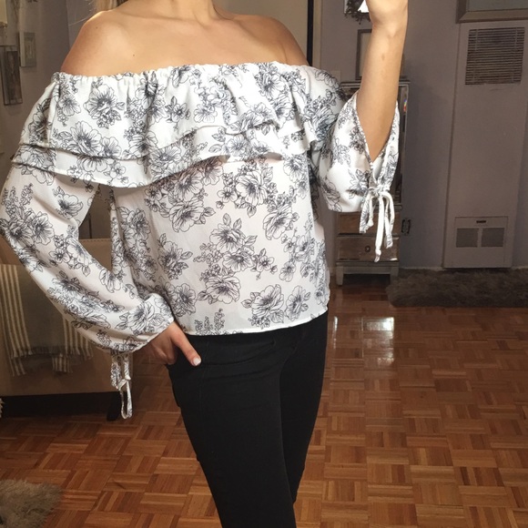 NWT ~ Off the shoulder blouse ~ Black and white - Picture 7 of 8